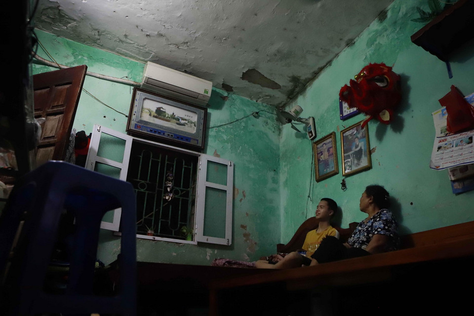  Các căn nhà trong khu tập thể của Công ty Cổ phần In Phúc Yên bị bong tróc, thấm, dột gây ảnh hưởng đến sức khỏe của người dân. (Ảnh: Hoàng Hùng/TTXVN)