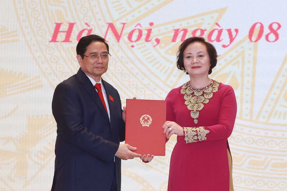 Ông Phạm Minh Chính, Ủy viên Bộ Chính trị, Thủ tướng Chính phủ trao quyết định của Chủ tịch nước bổ nhiệm bà Phạm Thị Thanh Trà giữ chức Bộ trưởng Bộ Nội vụ. (Ảnh: Thống Nhất/TTXVN)