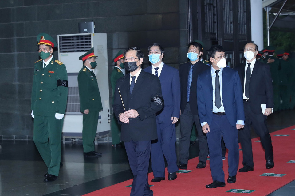  Đoàn Bộ Ngoại giao do Bộ trưởng Bùi Thanh Sơn dẫn đầu viếng Đại tướng Phùng Quang Thanh. (Ảnh: Trọng Đức/TTXVN)