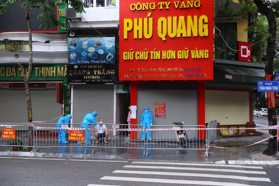  Lực lượng y tế phường Nguyễn Du lấy mẫu xét nghiệm cho người dân trong ngõ 21 Trần Nhân Tông. (Ảnh: Hoàng Hiếu/TTXVN) 