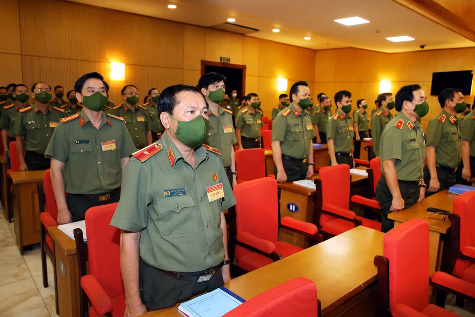 Các đại biểu thực hiện nghi lễ chào cờ. (Ảnh: Phạm Kiên/TTXVN)