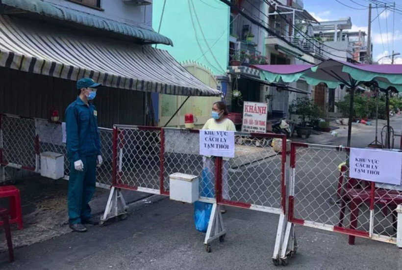 Trong ảnh: Chốt chặn được lập ngay đầu đường Đoàn Phú Tứ giao với đường Nguyễn Thức Đường, phường An Lạc A. (Ảnh: TTXVN phát)