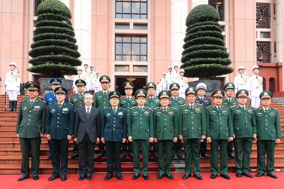 Bộ trưởng Bộ Quốc phòng Phan Văn Giang, Bộ trưởng Bộ Quốc phòng Ngụy Phượng Hòa với quan chức cấp cao quân sự hai nước. (Ảnh: Trọng Đức/TTXVN)