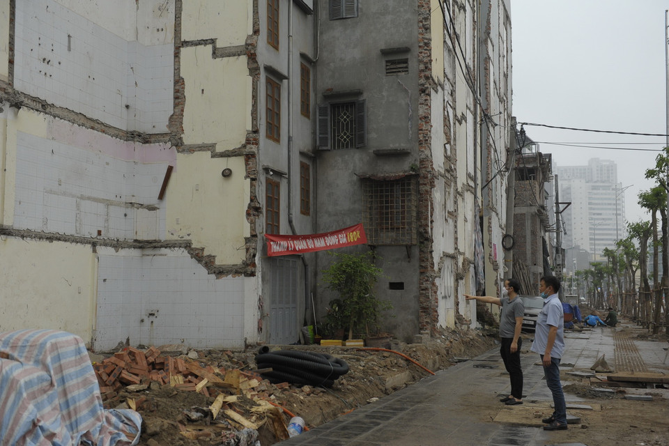 Nhiều ngôi nhà sau khi giải phóng mặt bằng mở rộng đường Vành đai 2, còn lại phần diện tích đất nhỏ nhưng chưa chỉnh trang mặt tiền nên còn khá nham nhở. (Ảnh: Mạnh Khánh/TTXVN)