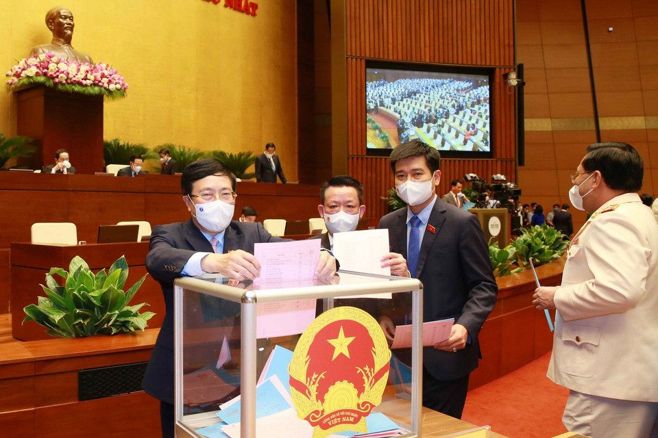 Phó Thủ tướng Phạm Bình Minh và các đại biểu Quốc hội bỏ phiếu phê chuẩn việc bổ nhiệm Phó Thủ tướng, Bộ trưởng và thành viên khác của Chính phủ. (Ảnh: Phương Hoa/TTXVN)