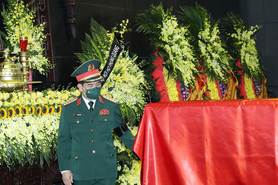  Đại tướng Phan Văn Giang, Phó Bí thư Quân ủy Trung ương, Bộ trưởng Bộ Quốc phòng dẫn đầu viếng Đại tướng Phùng Quang Thanh. (Ảnh: Trọng Đức/TTXVN)