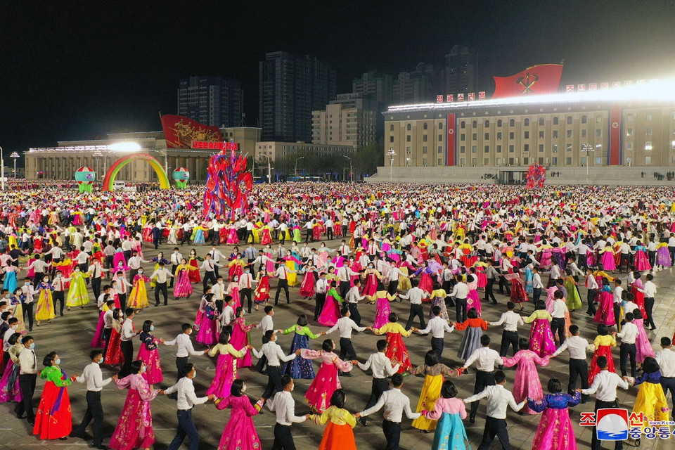 Sinh viên Triều Tiên biểu diễn văn nghệ chào mừng 109 năm ngày sinh cố Chủ tịch Kim Nhật Thành tại Bình Nhưỡng, ngày 15/4. (Ảnh: Yonhap/TTXVN
