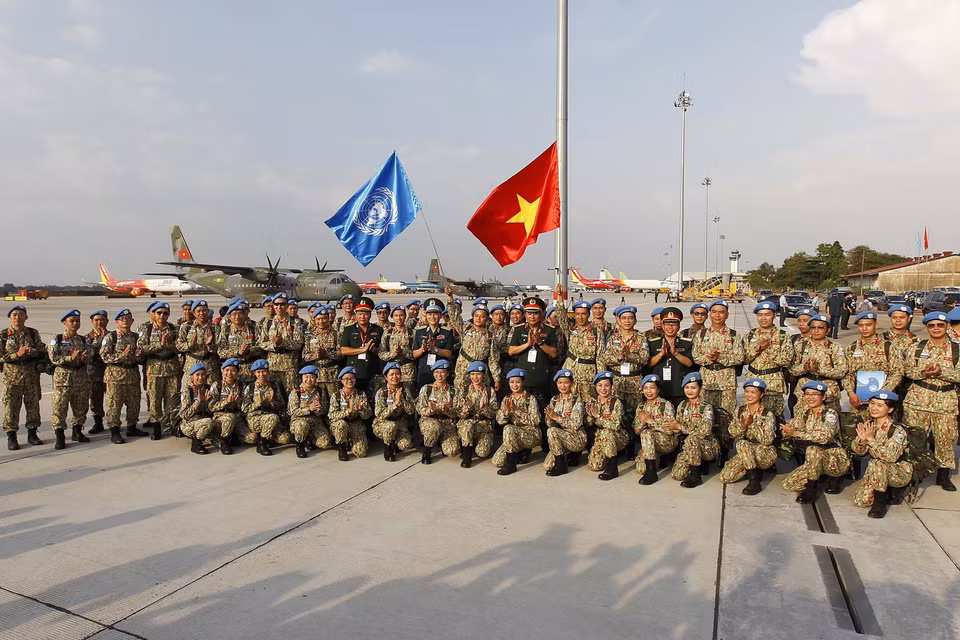  Lãnh đạo Bộ Quốc phòng cùng đội hình Bệnh viện dã chiến 2.3 trước khi lên đường làm nhiệm vụ tại Bentiu, Nam Sudan. (Ảnh: Thanh Vũ/TTXVN)