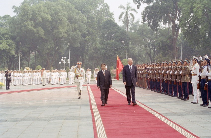 Chủ tịch nước Trần Đức Lương chủ trì lễ đón Tổng thống Chile Ricardo Lagos thăm cấp Nhà nước đến Việt Nam 22/10/2003. (Ảnh: Nguyễn Khang/TTXVN)