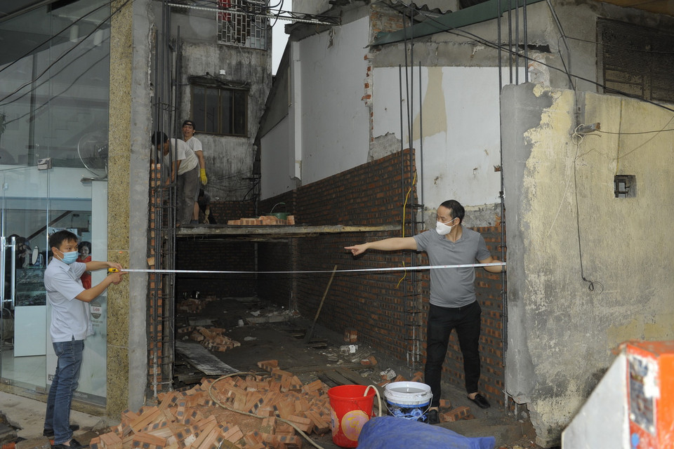 UBND quận Hai Bà Trưng chỉ đạo các phường: Minh Khai, Trương Định, Đồng Tâm kiểm tra các hộ dân dựng tại tuyến đường Vành đai 2 sau khi giải phóng mặt bằng. (Ảnh: Mạnh Khánh/TTXVN)