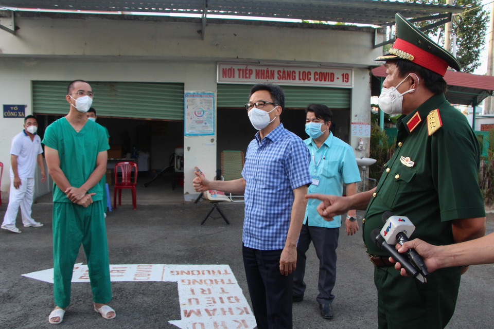  Phó Thủ tướng Vũ Đức Đam kiểm tra nơi đang điều trị bệnh nhân mắc COVID-19. (Ảnh: Hồng Thái/TTXVN)