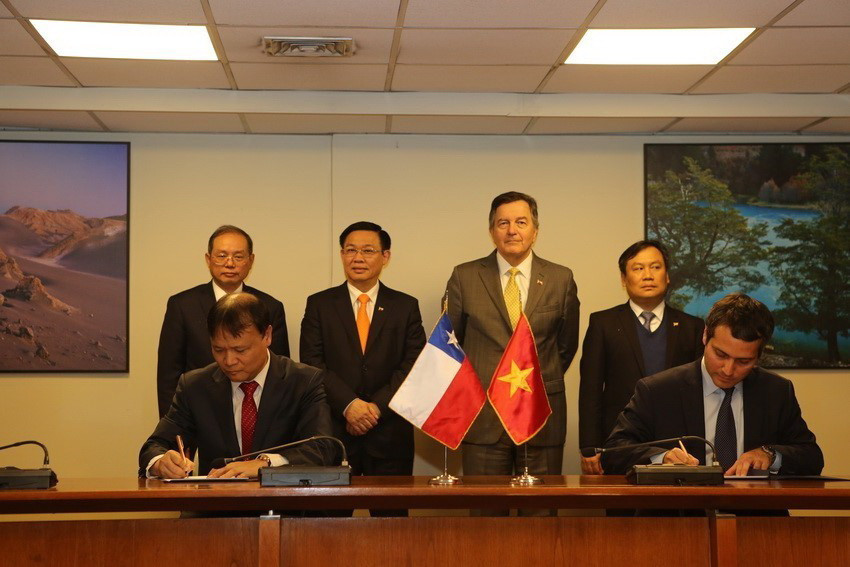Phó Thủ tướng Vương Đình Huệ và Bộ trưởng Ngoại giao Chile Roberto Ampuero Espinoza chứng kiến Lễ ký kết Biên bản của Phiên họp lần thứ III Hội đồng Thương mại Tự do Việt Nam-Chile trong chuyến thăm chính thức Chile năm 2018. (Ảnh: Hoài Nam/TTXVN)