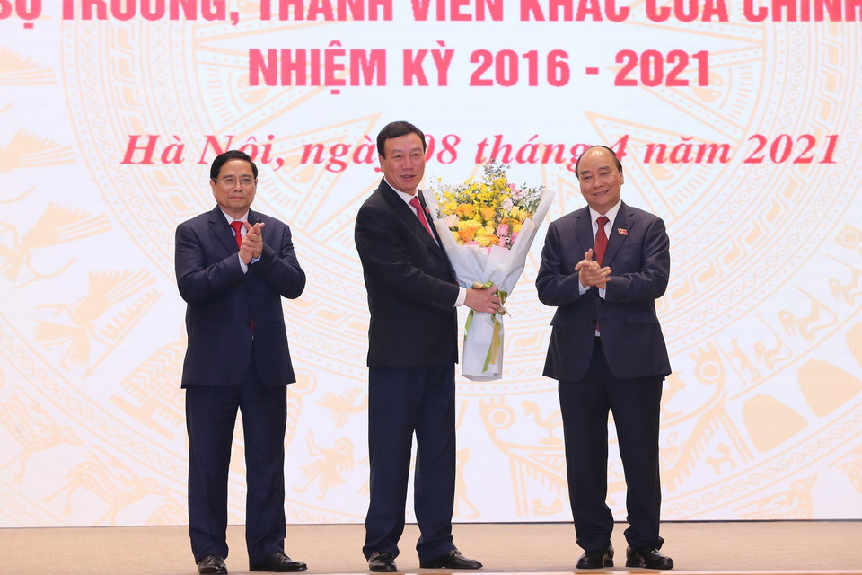 Trong ảnh: Chủ tịch nước Nguyễn Xuân Phúc và Thủ tướng Chính phủ Phạm Minh Chính trao Quyết định của Chủ tịch nước bổ nhiệm ông Đoàn Hồng Phong giữ chức Tổng Thanh tra Chính phủ. (Ảnh: Dương Giang/TTXVN)