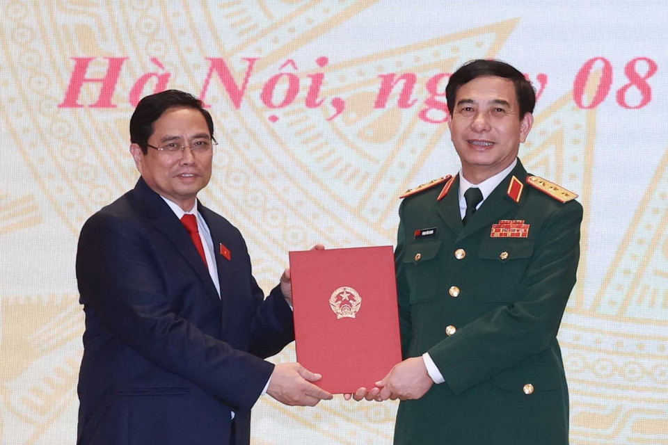 Ông Phạm Minh Chính, Ủy viên Bộ Chính trị, Thủ tướng Chính phủ trao quyết định của Chủ tịch nước bổ nhiệm chức Bộ trưởng Bộ Quốc phòng cho Thượng tướng Phan Văn Giang. (Ảnh: Thống Nhất/TTXVN)