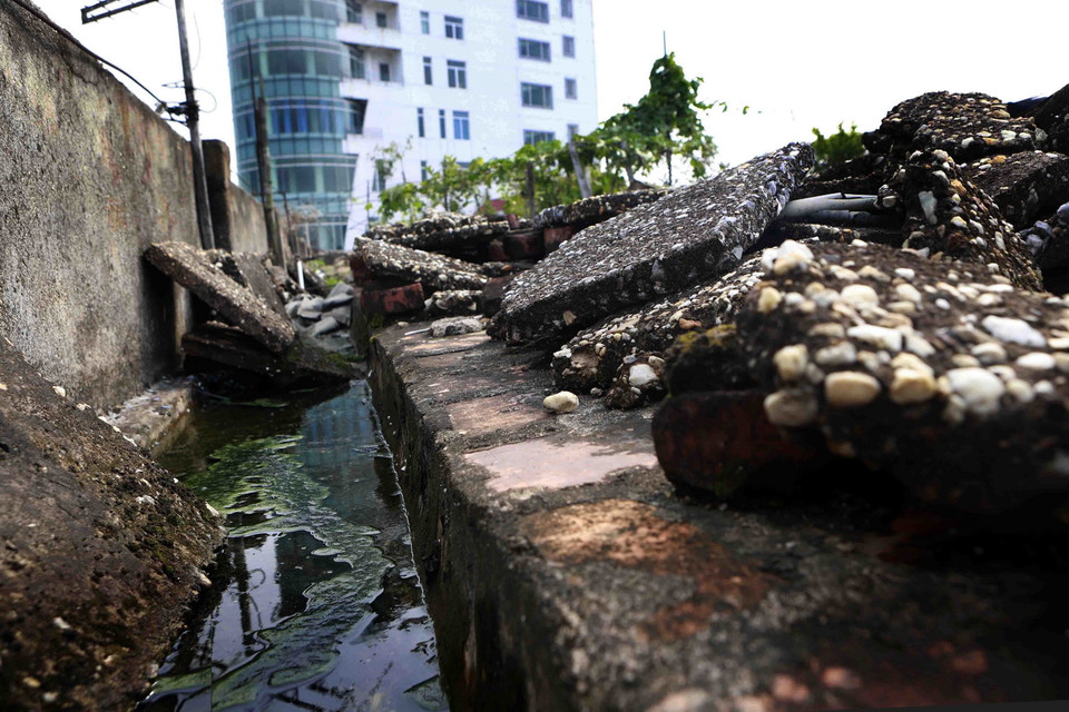  Hệ thống rãnh thoát nước và lớp bêtông chống thấm, chống nóng tầng thượng khu tập thể của Công ty Cổ phần In Phúc Yên đã bị xuống cấp nghiêm trọng. (Ảnh: Hoàng Hùng/TTXVN)