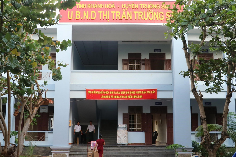 Công tác chuẩn bị công tác bầu cử tại UBND thị trấn Trường Sa. (Ảnh: Sỹ Tuyên-Thắng Trung-Phan Sáu/TTXVN)