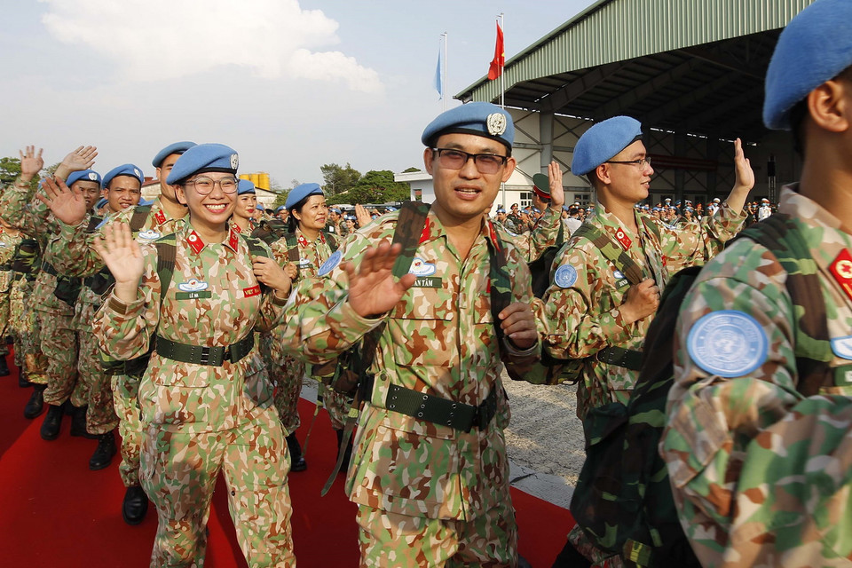 Cán bộ, nhân viên Bệnh viện dã chiến 2.3 lên đường làm nhiệm vụ. (Ảnh: Thanh Vũ/TTXVN)