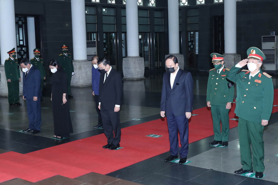  Đoàn thành phố Hà Nội do Chủ tịch UBND thành phố Hà Nội Chu Ngọc Anh dẫn đầu viếng Đại tướng Phùng Quang Thanh. (Ảnh: Trọng Đức/TTXVN)