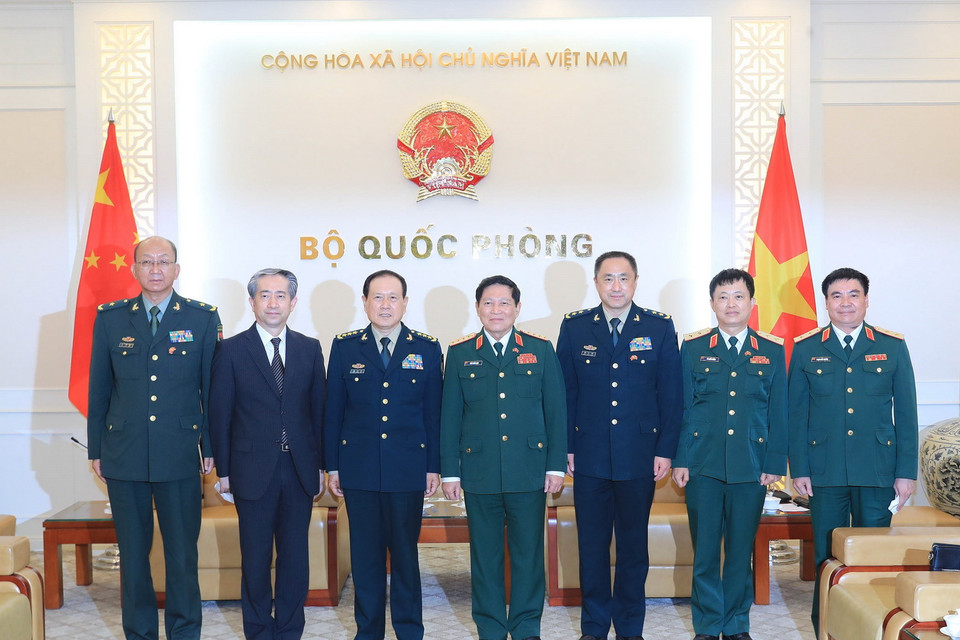 Đại tướng Ngô Xuân Lịch, nguyên Bộ trưởng Bộ Quốc phòng Việt Nam tiếp Thượng tướng Ngụy Phượng Hòa, Ủy viên Quốc vụ, Bộ trưởng Bộ Quốc phòng Trung Quốc đang thăm chính thức Việt Nam. (Ảnh: Trọng Đức/TTXVN)