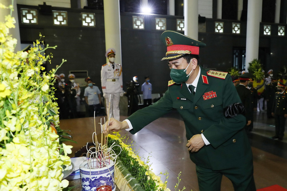  Đoàn Quân ủy Trung ương, Bộ Quốc phòng do Đại tướng Phan Văn Giang dẫn đầu viếng Đại tướng Phùng Quang Thanh. (Ảnh: Trọng Đức/TTXVN)