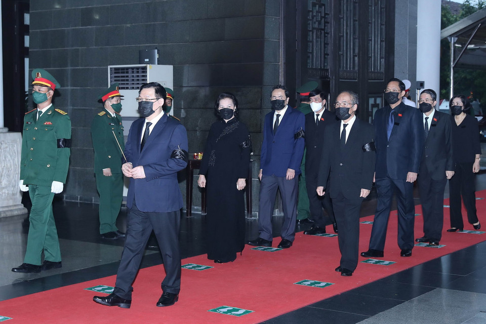  Đoàn Quốc hội do Chủ tịch Quốc hội Vương Đình Huệ dẫn đầu viếng Đại tướng Phùng Quang Thanh. (Ảnh: Trọng Đức/TTXVN)