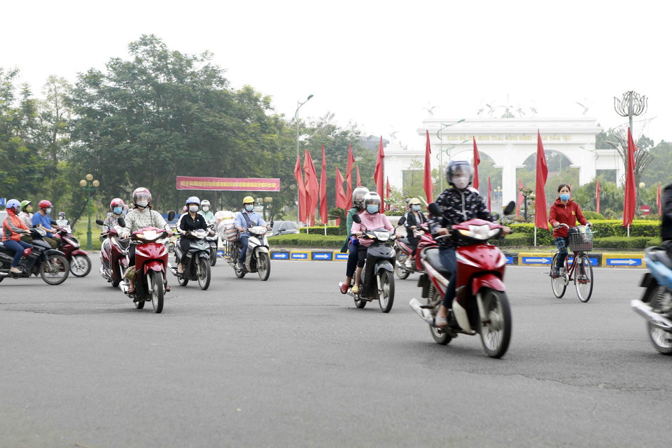 Người dân, công nhân vẫn đi làm bình thường theo quy định. (Ảnh: Hoàng Hùng/TTXVN)