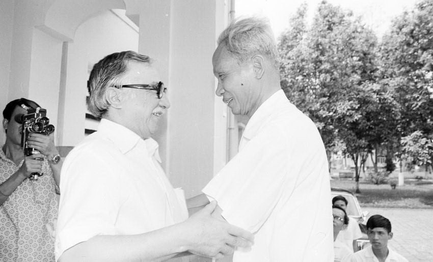 Thủ tướng Phạm Văn Đồng đón đồng chí Luis Corvalán, Tổng Bí thư Đảng Cộng sản Chile thăm Việt Nam năm 1978. (Ảnh: Ngọc Khanh/TTXVN)