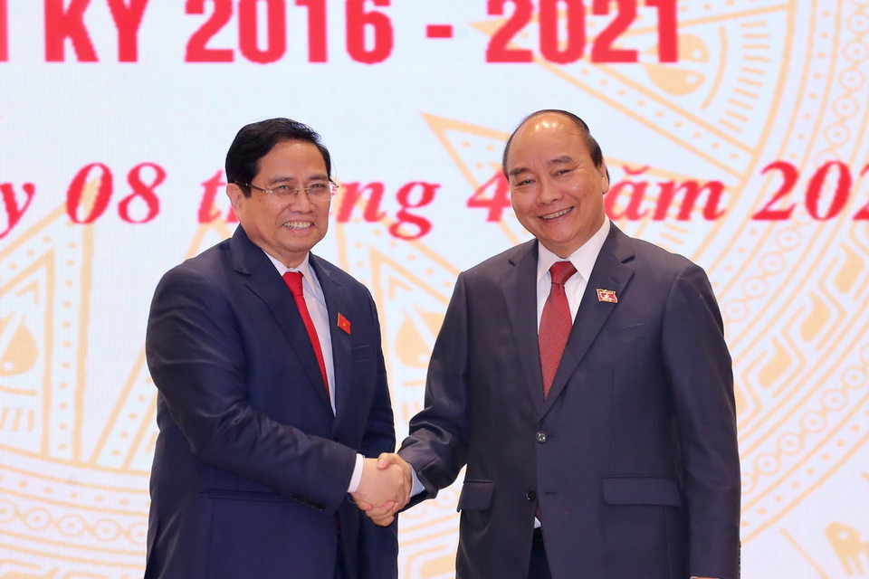  Chủ tịch nước Nguyễn Xuân Phúc, nguyên Thủ tướng Chính phủ chúc mừng Thủ tướng Chính phủ Phạm Minh Chính. Ảnh: TTXVN