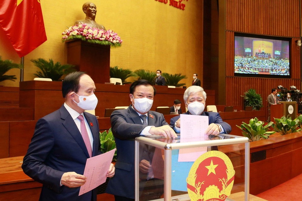 Đại biểu Quốc hội bỏ phiếu phê chuẩn việc bổ nhiệm Phó Thủ tướng, Bộ trưởng và thành viên khác của Chính phủ. (Ảnh: Phương Hoa/TTXVN)