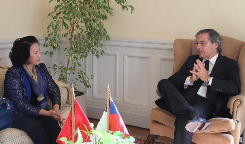 Phó Chủ tịch Quốc hội Nguyễn Thị Kim Ngân gặp Chủ tịch Hạ viện Chile Aldo Cornejo nhân dịp tham dự Dự án “Nâng cao năng lực lãnh đạo của cán bộ nữ phục vụ triển khai hội nhập quốc tế” do Bộ Ngoại giao và Chương trình phát triển của Liên hợp quốc (UNDP) thực hiện được tổ chức tại Chile năm 2014. (Ảnh: Quang Sơn/TTXVN)