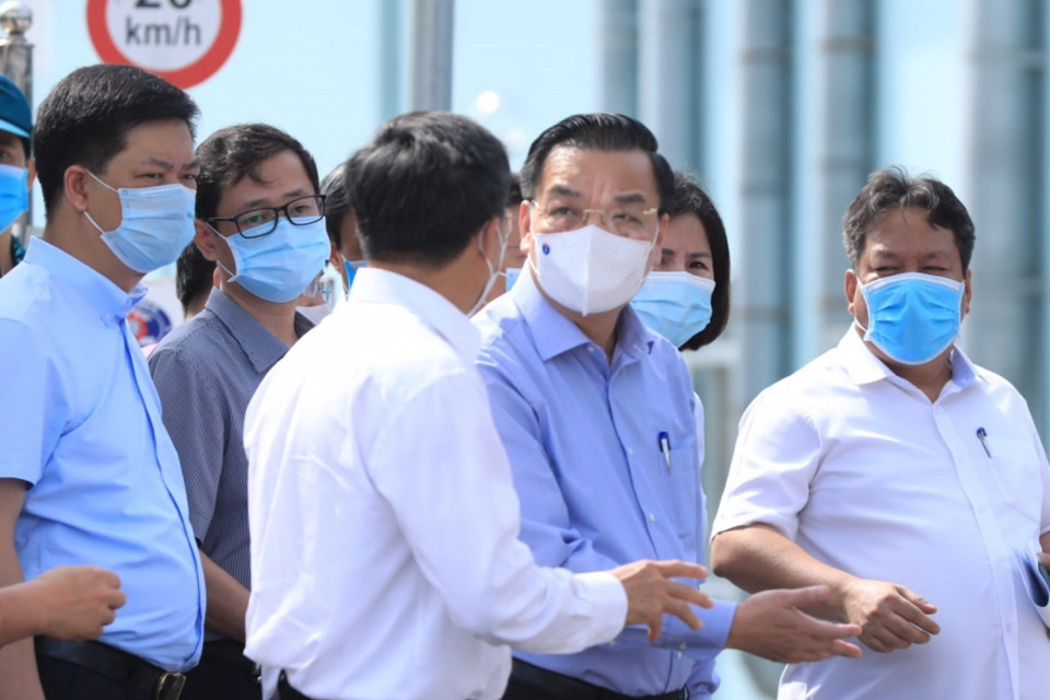  Chủ tịch UBND thành phố Hà Nội Chu Ngọc Anh kiểm tra và chỉ đạo công tác phòng, chống dịch COVID-19 tại Bệnh viện K cơ sở Tân Triều. (Ảnh: Minh Đức/TTXVN)