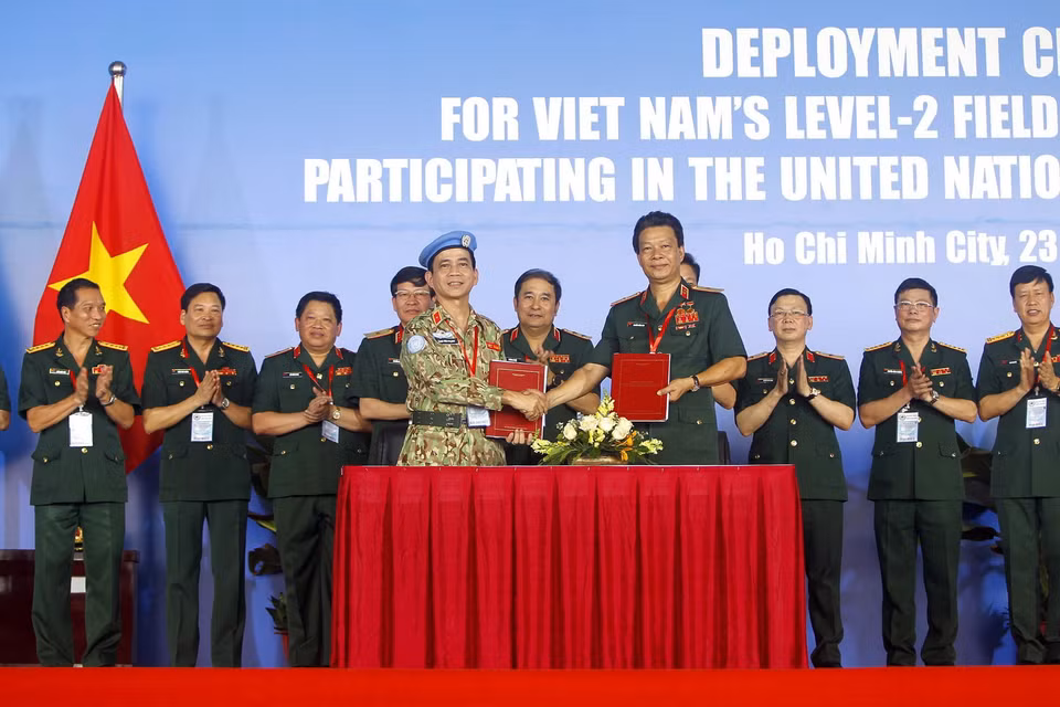  Lãnh đạo Bệnh viên Quân y 175 và Cục gìn giữ hòa bình Việt Nam ký kết bàn giao lực lượng Bệnh viện dã chiến 2.3 trước khi lên đường làm nhiệm vụ. (Ảnh: Thanh Vũ/TTXVN)