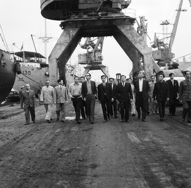 Tổng Bí thư Đảng Xã hội Chile Carlos Altamirano Orrego thăm cảng Hải Phòng trong chuyến thăm Việt Nam ngày 18/3/1972. (Ảnh: TTXVN)