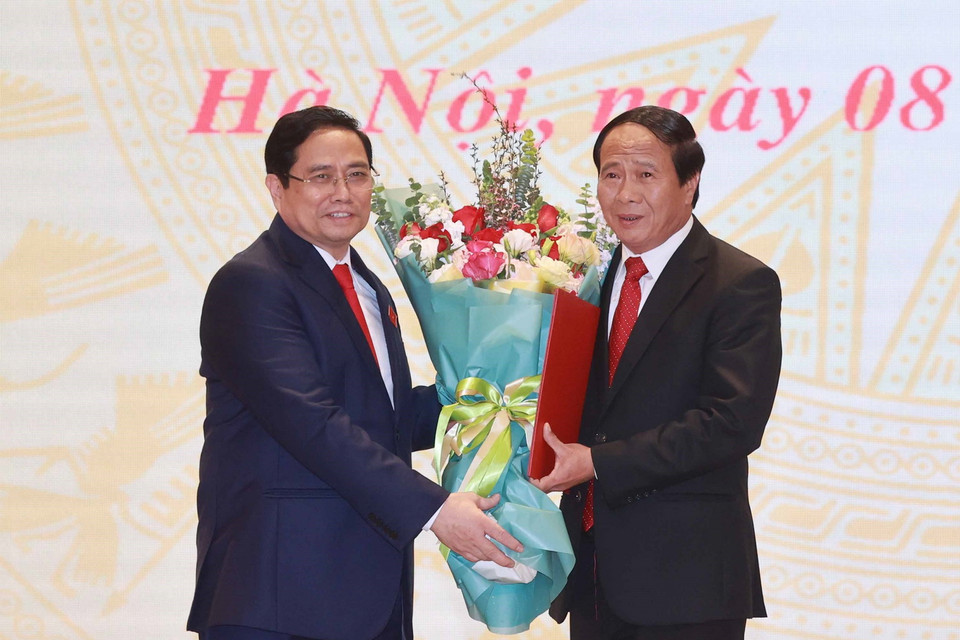 Ông Phạm Minh Chính, Ủy viên Bộ Chính trị, Thủ tướng Chính phủ tặng hoa cho ông Lê Văn Thành được bổ nhiệm Phó Thủ tướng Chính phủ. (Ảnh: Thống Nhất/TTXVN)