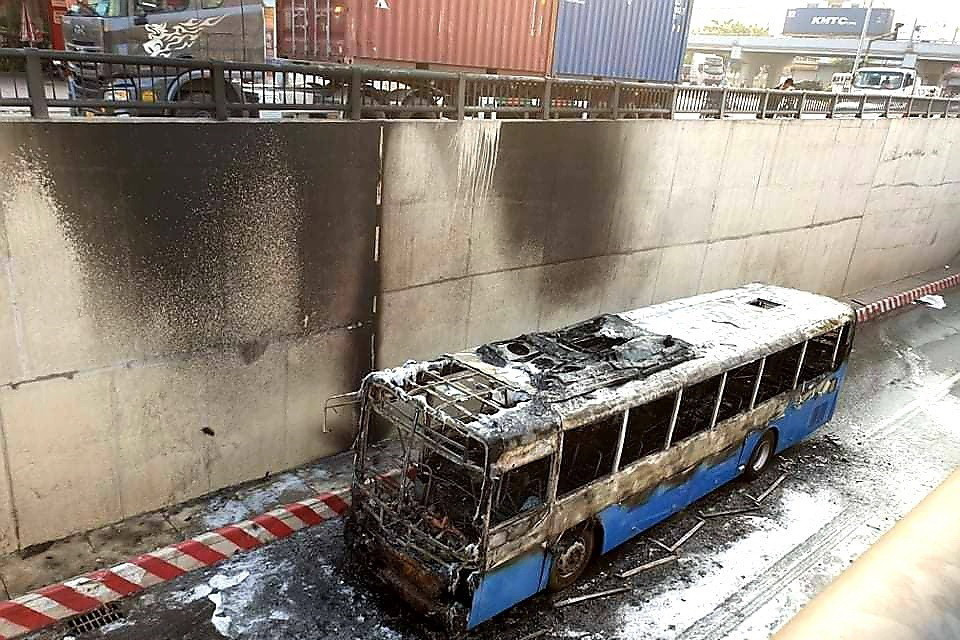 Chiếc xe buýt bị cháy trong hầm chui An Sương. (Ảnh: TTXVN phát)