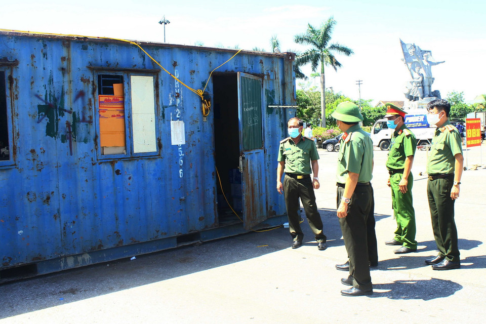  Lãnh đạo Công an tỉnh Nghệ An kiểm tra chỗ nghỉ tạm của các cán bộ chiến sỹ tại chốt kiểm soát Bến Thủy. (Ảnh: Tá Chuyên/TTXVN)