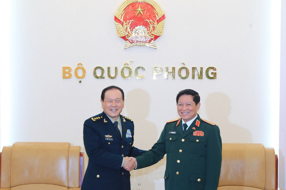 Đại tướng Ngô Xuân Lịch, nguyên Bộ trưởng Bộ Quốc phòng Việt Nam tiếp Thượng tướng Ngụy Phượng Hòa, Ủy viên Quốc vụ, Bộ trưởng Bộ Quốc phòng Trung Quốc đang thăm chính thức Việt Nam.(Ảnh: Trọng Đức/TTXVN)