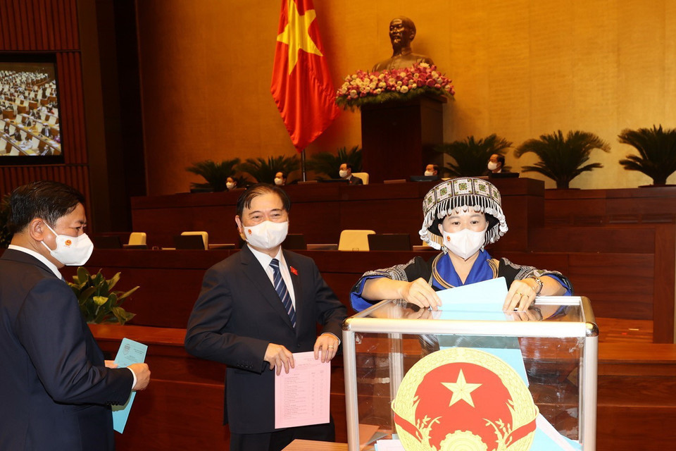 Bỏ phiếu phê chuẩn việc bổ nhiệm Phó Thủ tướng, Bộ trưởng và thành viên khác của Chính phủ. (Ảnh: Trí Dũng/TTXVN)