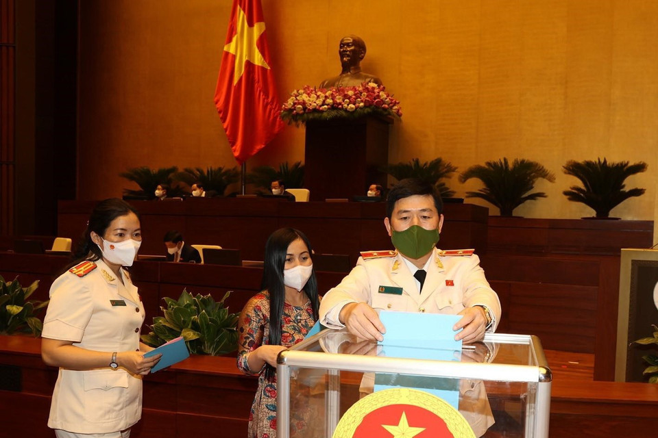 Các đại biểu Quốc hội bỏ phiếu phê chuẩn việc bổ nhiệm Phó Thủ tướng, Bộ trưởng và thành viên khác của Chính phủ. (Ảnh: Trí Dũng/TTXVN)