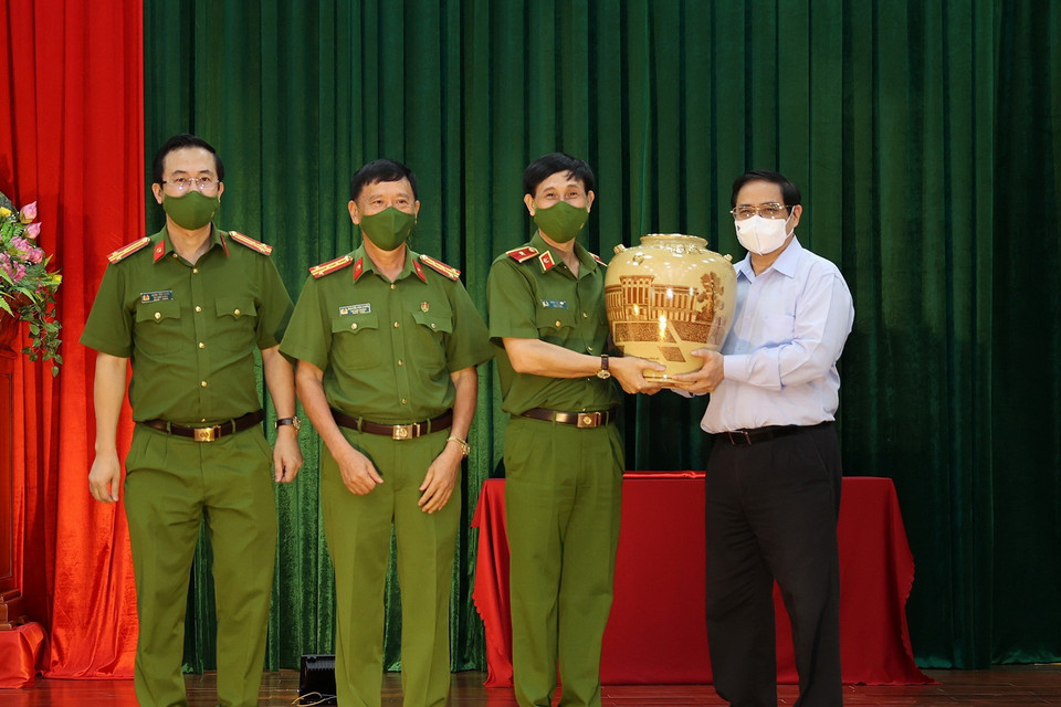  Thủ tướng Phạm Minh Chính tặng lưu niệm cho Viện Khoa học hình sự. (Ảnh: Dương Giang/TTXVN)
