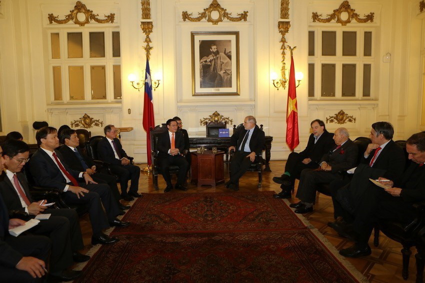 Phó Thủ tướng Chính phủ Vương Đình Huệ chào xã giao Chủ tịch Thượng viện Chile Carlos Montes Cisternas trong chuyến thăm chính thức Chile năm 2018. (Ảnh: Hoài Nam/TTXVN)