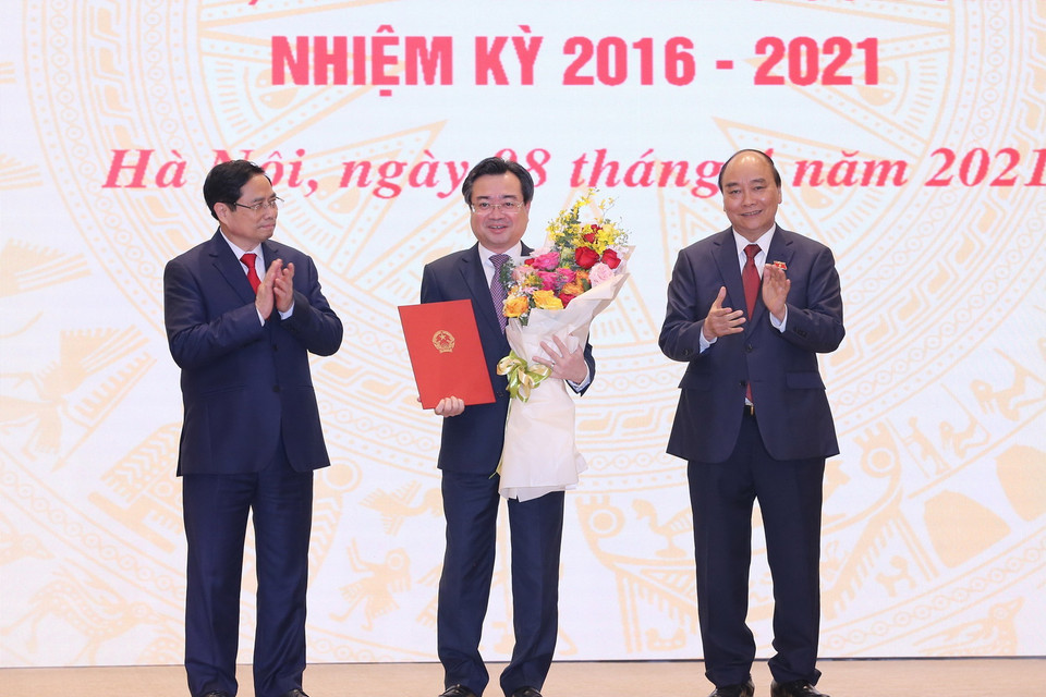 Trong ảnh: Chủ tịch nước Nguyễn Xuân Phúc và Thủ tướng Chính phủ Phạm Minh Chính trao Quyết định của Chủ tịch nước bổ nhiệm ông Nguyễn Thanh Nghị giữ chức Bộ trưởng Bộ Xây dựng. (Ảnh: Dương Giang/TTXVN)