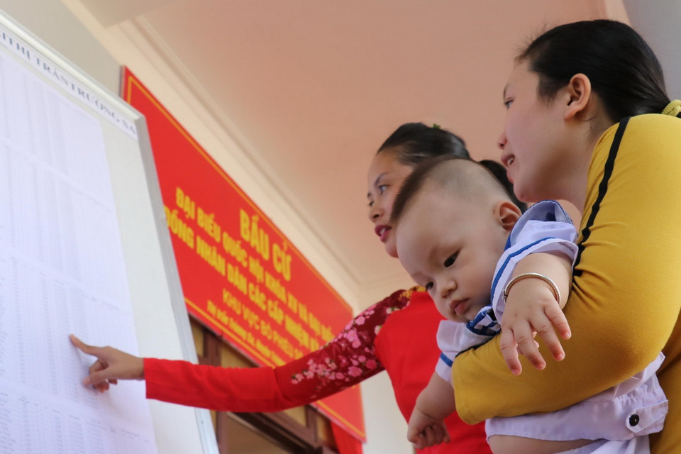  Cử tri thị trấn Trường Sa, thuộc huyện Trường Sa, tỉnh Khánh Hòa, xem danh sách cử tri được niêm yết tại hội trường UBND thị trấn Trường Sa. (Ảnh: Sỹ Tuyên-Thắng Trung-Phan Sáu/TTXVN)