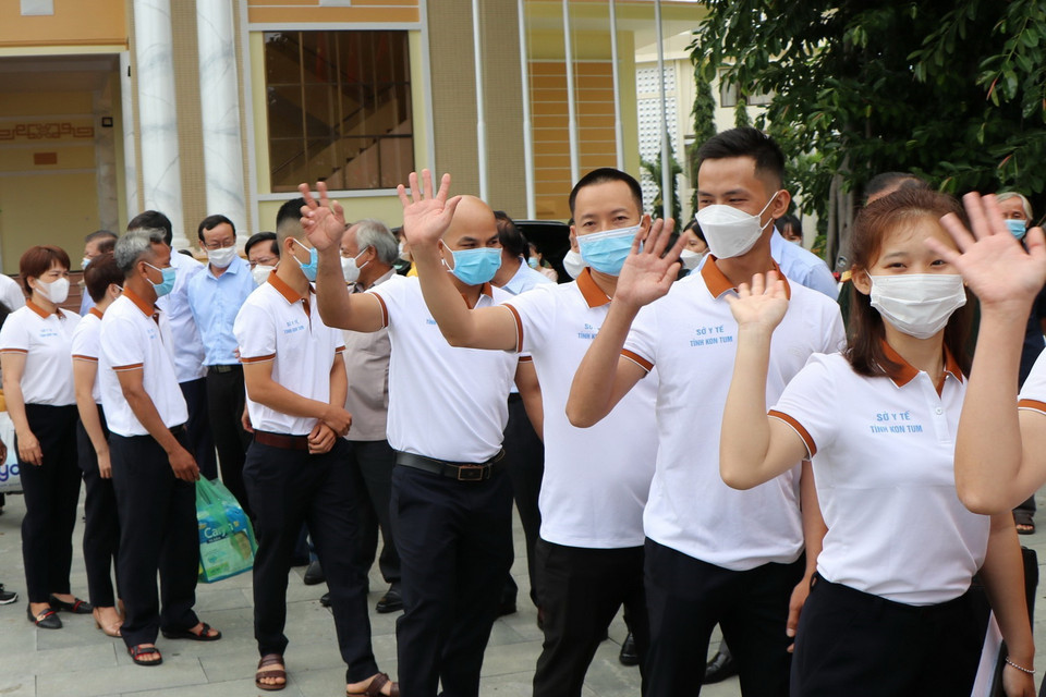  Các bác sỹ, điều dưỡng tham gia đoàn công tác lên đường làm nhiệm vụ. (Ảnh: Dư Toán/TTXVN)