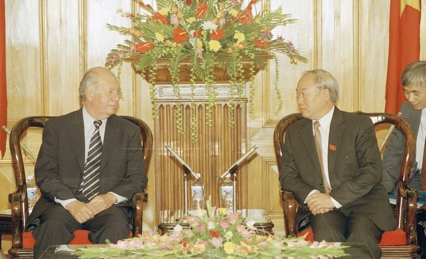 Chủ tịch Quốc hội Nguyễn Văn An hội kiến Tổng thống Chile Ricardo Lagos thăm cấp Nhà nước đến Việt Nam ngày 22/10/2003. (Ảnh: Nhan Sáng/TTXVN)