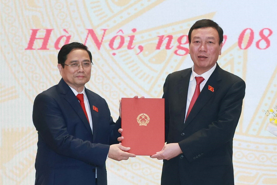 Ông Phạm Minh Chính, Ủy viên Bộ Chính trị, Thủ tướng Chính phủ trao quyết định của Chủ tịch nước bổ nhiệm ông Đoàn Hồng Phong giữ chức Tổng Thanh tra Chính phủ. (Ảnh: Thống Nhất/TTXVN)