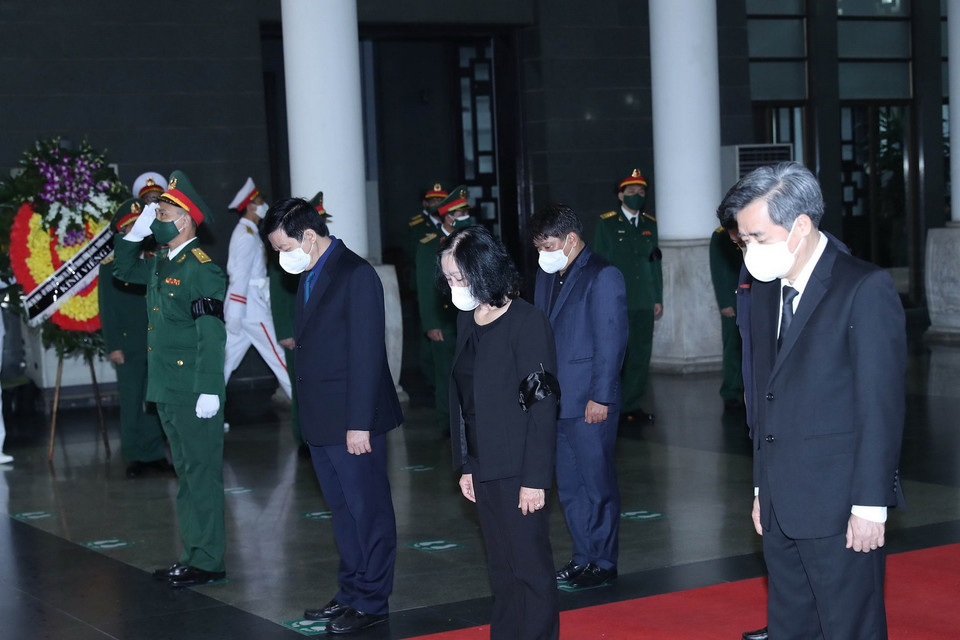  Đoàn Ban Tổ chức Trung ương do bà Trương Thị Mai, Trưởng Ban Tổ chức Trung ương dẫn đầu viếng Đại tướng Phùng Quang Thanh. (Ảnh: Trọng Đức/TTXVN)