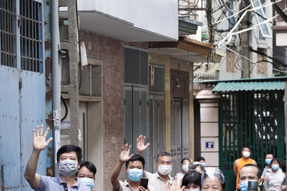 Nhân dân tham gia bảo vệ ''Vùng xanh'' tại khu dân cư, pường Bạch Đằng, quận Hai Bà Trưng, Hà Nội vẫy chào Chủ tịch nước Nguyễn Xuân Phúc đến thăm, động viên. 