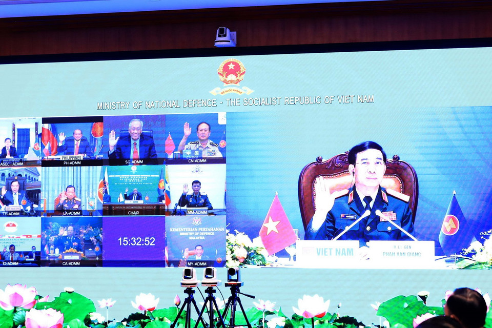 Trong ảnh: Quang cảnh cuộc gặp trực tuyến giữa Bộ trưởng Quốc phòng các nước ASEAN và Bộ trưởng Quốc phòng Trung Quốc Ngụy Phường Hòa. (Ảnh: Trọng Đức/TTXVN)