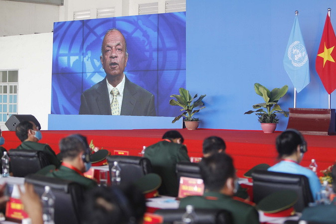 Ông Atul Khare, Phó Tổng Thư ký Liên hợp quốc phát biểu trực tuyến tại lễ xuất quân. (Ảnh: Thanh Vũ/TTXVN)